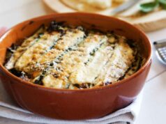 Parmigiana bianca di zucchine con besciamella: la versione estiva senza frittura che in 40 minuti conquista anche chi odia le melanzane parmigiana bianca di zucchine