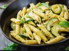Pasta fredda pesto zucchine e menta in 12 minuti: il trucco per portarla in spiaggia senza che si attacchi (e il segreto della cremosità) pasta fredda pesto zucchine