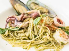 Pasta fredda pesto, zucchine e gamberi senza cottura: pronta in 15 minuti per la spiaggia