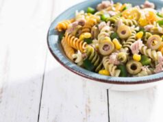Pasta fredda tonno e olive che resta cremosa per ore: il segreto del condimento a freddo pasta fredda tonno e olive