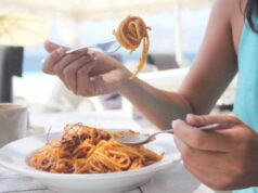 La pasta fredda che porto sempre in spiaggia: melanzane grigliate, menta e il segreto per non farla scuocere mai pasta sulla spiaggia