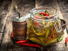 Come conservare i peperoncini freschi per 6 mesi senza muffa né perdita di piccante (metodo calabrese con olio e sale) peperoncini sott'olio