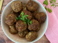 Polpette di zucchine morbide con menta e ricotta in friggitrice ad aria: pronte in 14 minuti senza seccarsi polpette di zucchine