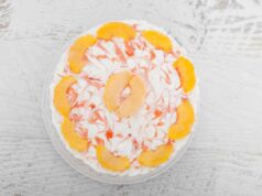 Torta fredda yogurt e pesche: la ricetta estiva senza forno pronta in 15 minuti che elimina sudore e fatica in cucina torta fredda yogurt e pesche