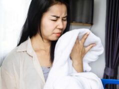 Asciugamani che puzzano di sudore anche dopo il lavaggio? Il trucco dell’ammollo con aceto e sale che elimina l’odore in 30 minuti asciugamano puzza