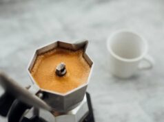 Il caffè con la moka resta intramontabile: 3 segreti per renderlo perfetto, così non puoi sbagliare caffè con la moka