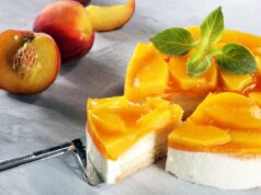 Cheesecake fredda alle pesche caramellate senza cottura: pronta in 20 minuti e resta cremosa 4 giorni in frigo cheesecake fredda alle pesche
