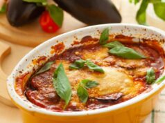 Parmigiana di melanzane senza frittura: 380 calorie invece di 650 e pronta in 45 minuti parmigiana di melanzane