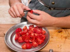 Il metodo dei ristoranti stellati per sbucciare i pomodori in 15 secondi senza coltello (e senza sprecare polpa) sbucciare pomodori