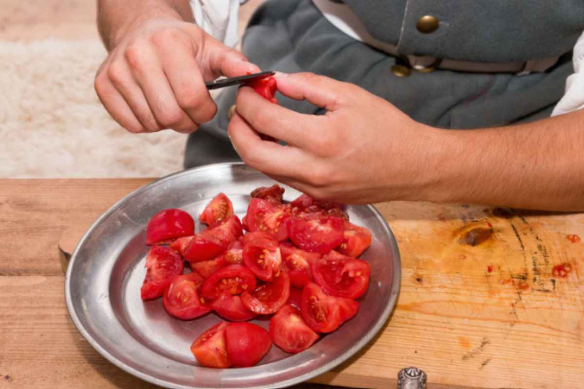 sbucciare pomodori metodo veloce senza coltello sbucciare pomodori