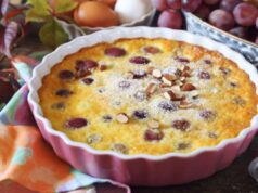 Clafoutis all’uva fragola senza glutine: il dolce francese della vendemmia che resta morbido 4 giorni (solo mandorle, 30 minuti) clafoutis uva fragola